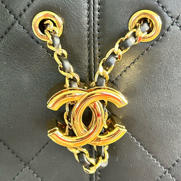 CHANEL (26P) LARGE Shopping Bag Black Calfskin & Gold-Tone Metal - Picture 6 of 17